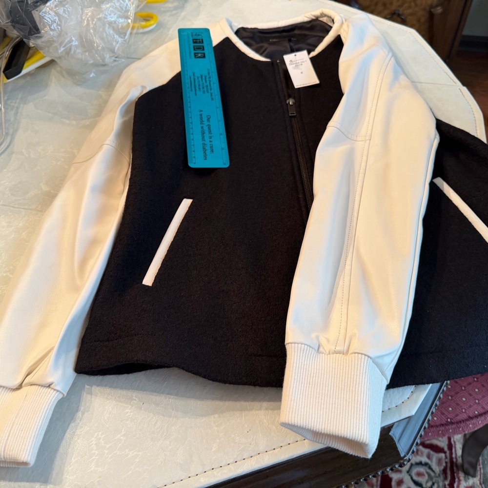 Ladies Banana Republic Black and Cream Zip-Up Jacket